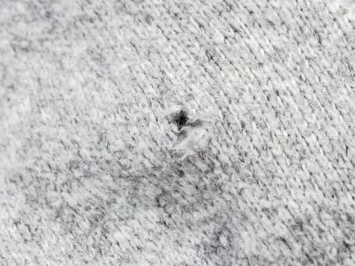 Wie stopfe ich ein Loch im Strickpullover?